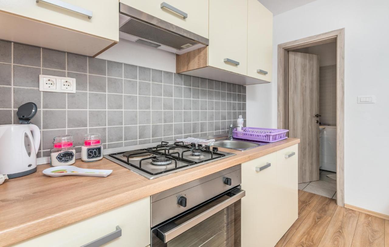 Apartments Miokovic Соліне Екстер'єр фото
